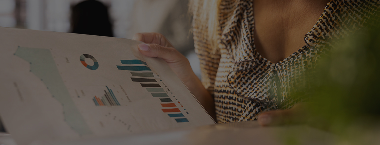 mujer calculando el ARR de su empresa